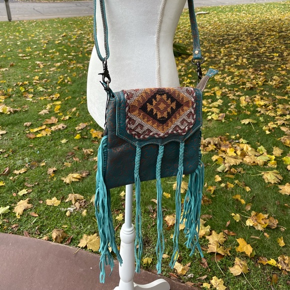 NWT Stunning Crossbody Genuine Leather- Turquoise with a Rose Gold Tooling - Picture 2 of 6